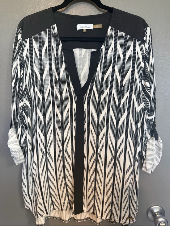 Calvin Klein Tops - Calvin Klein Black & White Geometric V-Neck Women's Top XL                 -B